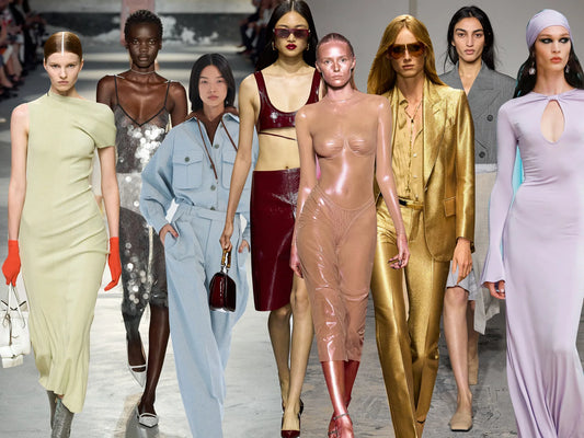 Modelli di tendenza primavera estate 2024 in passerella con abbigliamento grigio sartoriale, plastic nude e rosa pesca, esemplificando il quiet luxury nella moda contemporanea