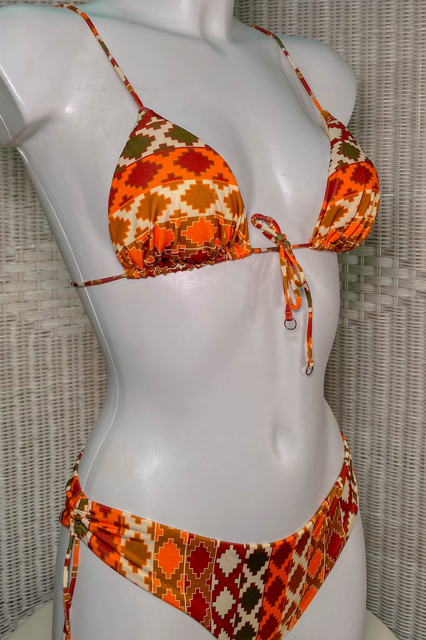 Bikini triangolo MEFUI con stampa tropicale vintage su manichino