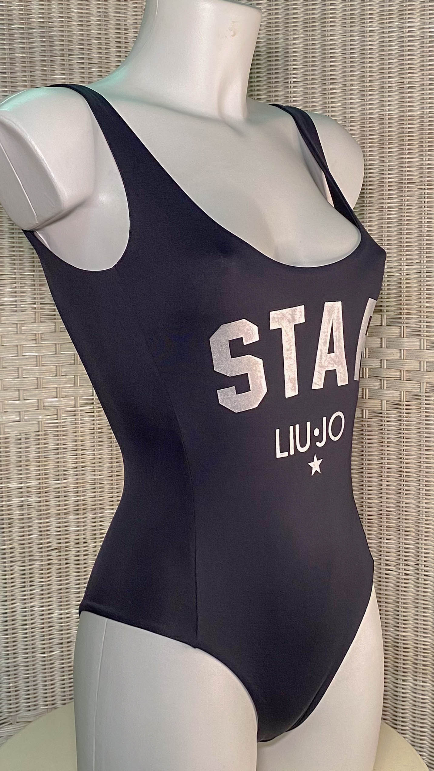 Costume intero LIUJO nero con taglio audace sulla schiena e spalline sottili