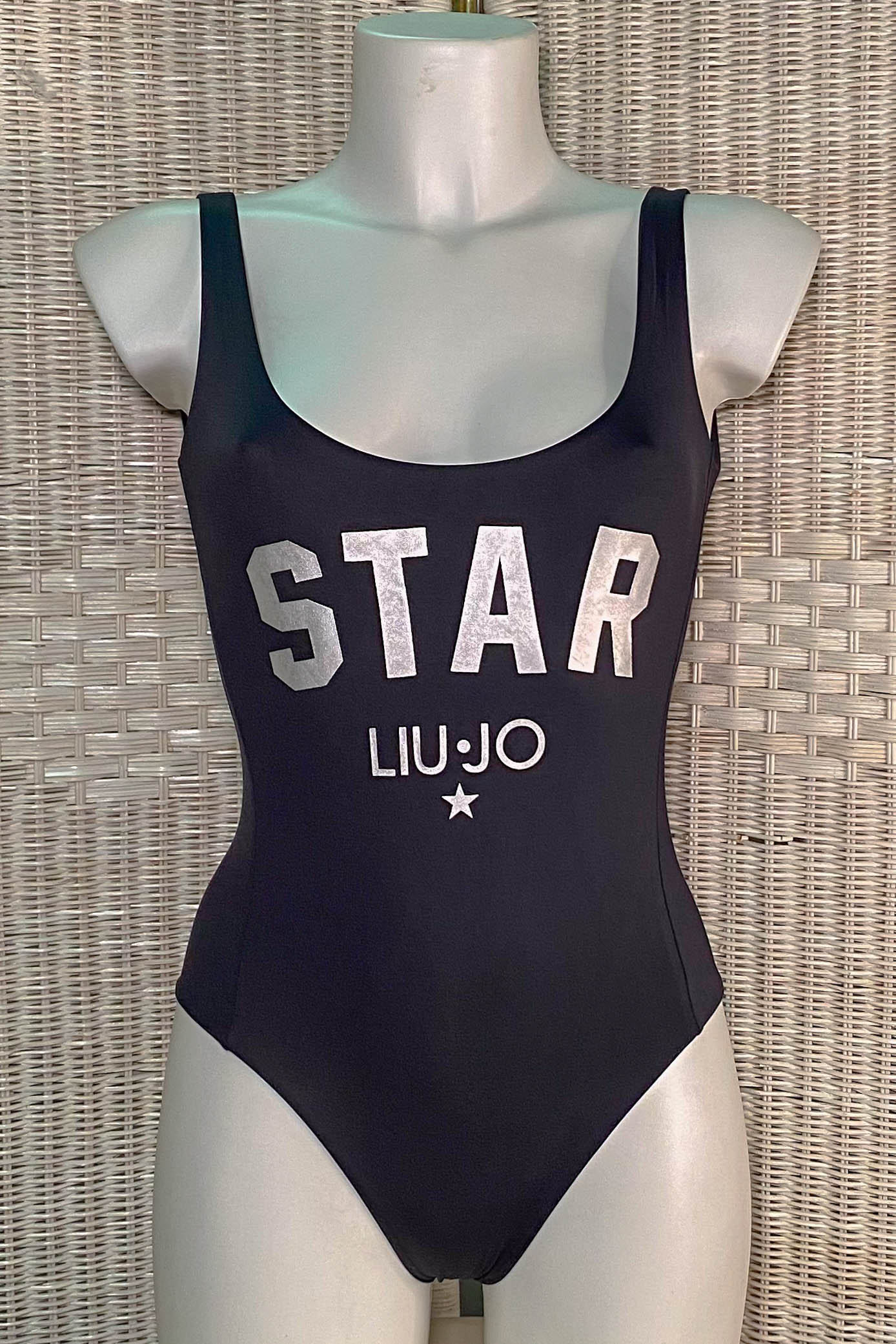 Costume intero LIUJO nero con taglio audace sulla schiena e spalline sottili
