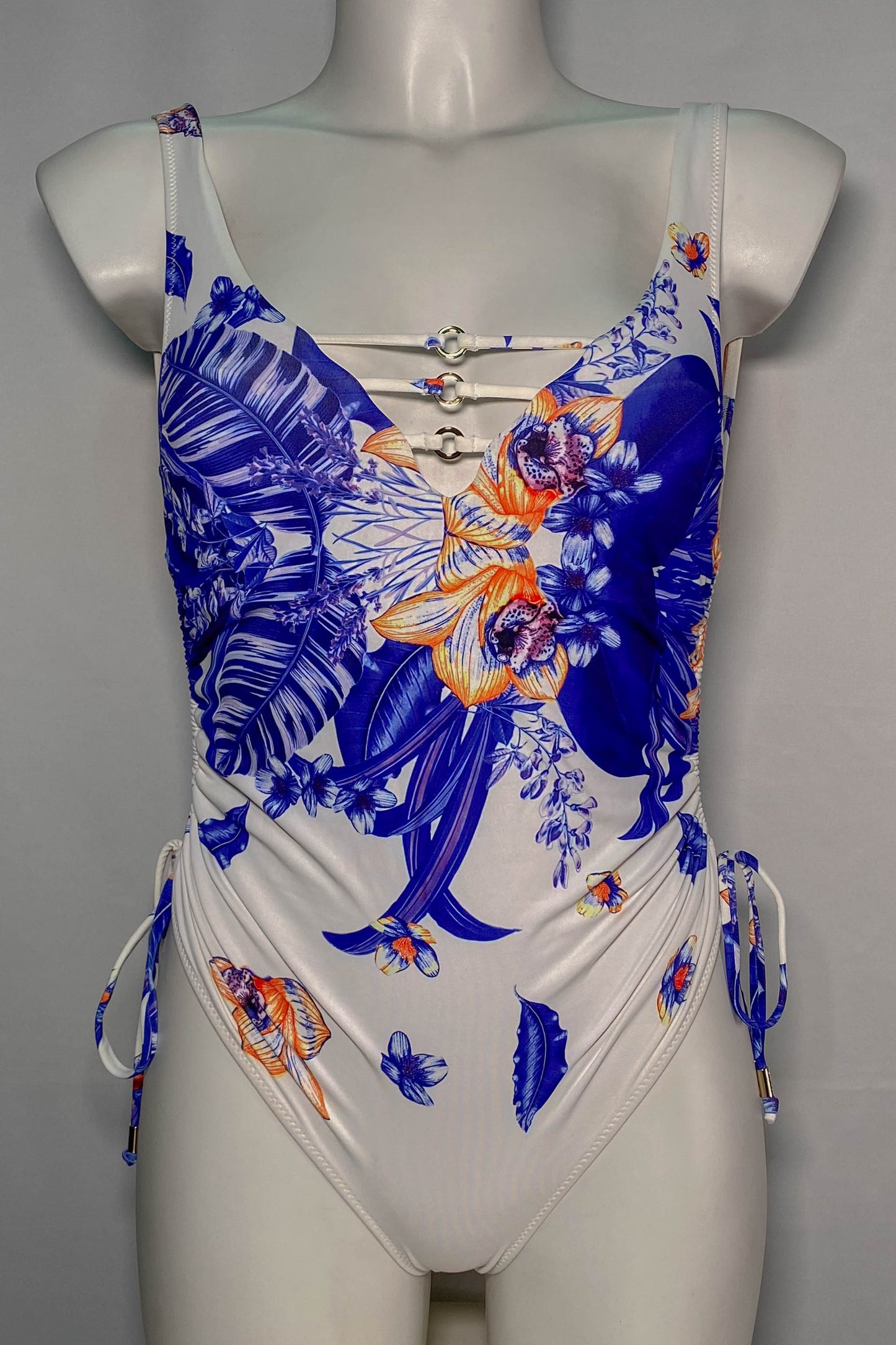 Costume intero LIUJO con stampa floreale in blu e arancio, materiale 84% Poliammide 16% Elastan, con lacci laterali regolabili e dettagli metallici