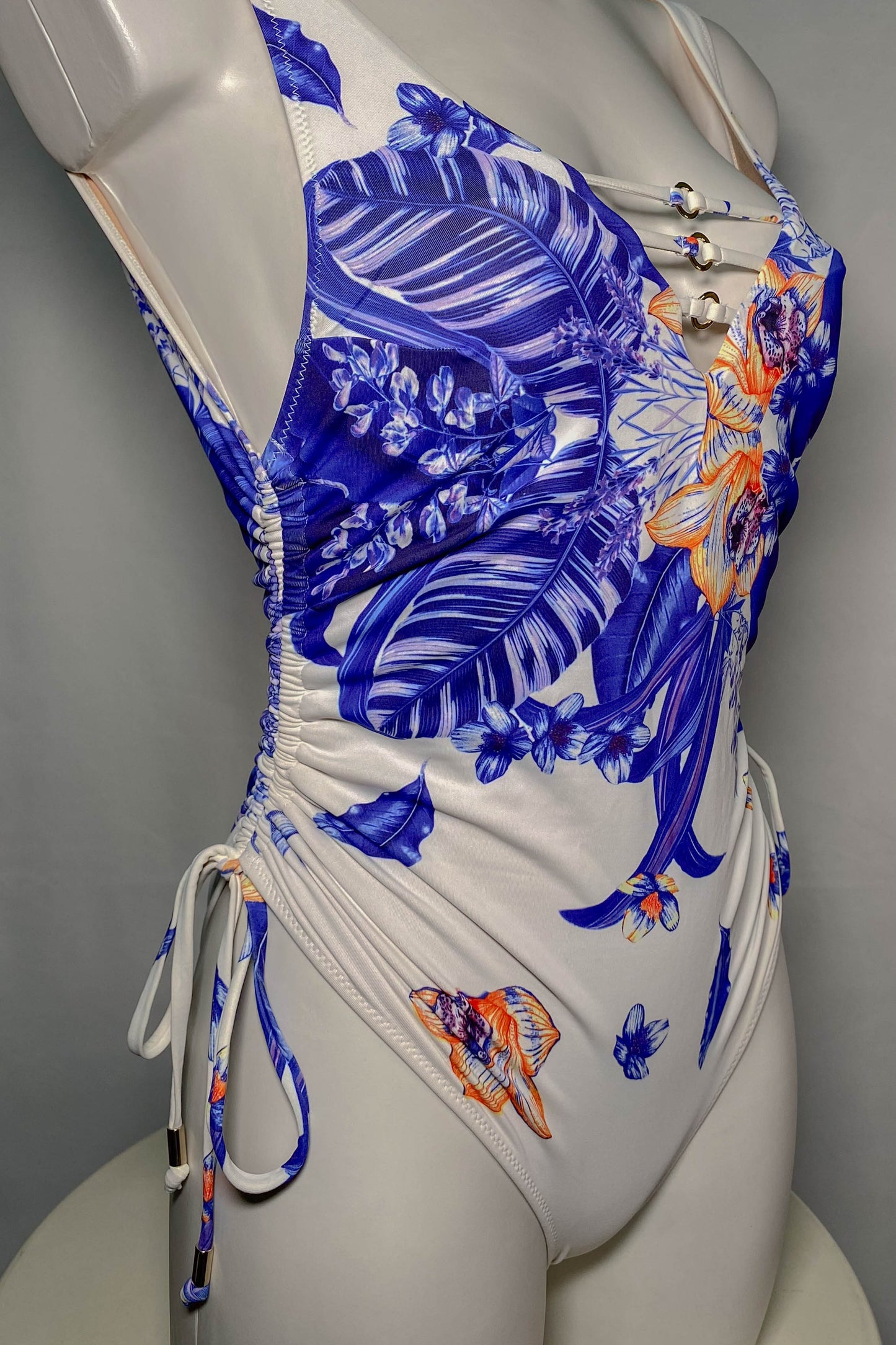 Costume intero LIUJO con stampa floreale in blu e arancio, materiale 84% Poliammide 16% Elastan, con lacci laterali regolabili e dettagli metallici