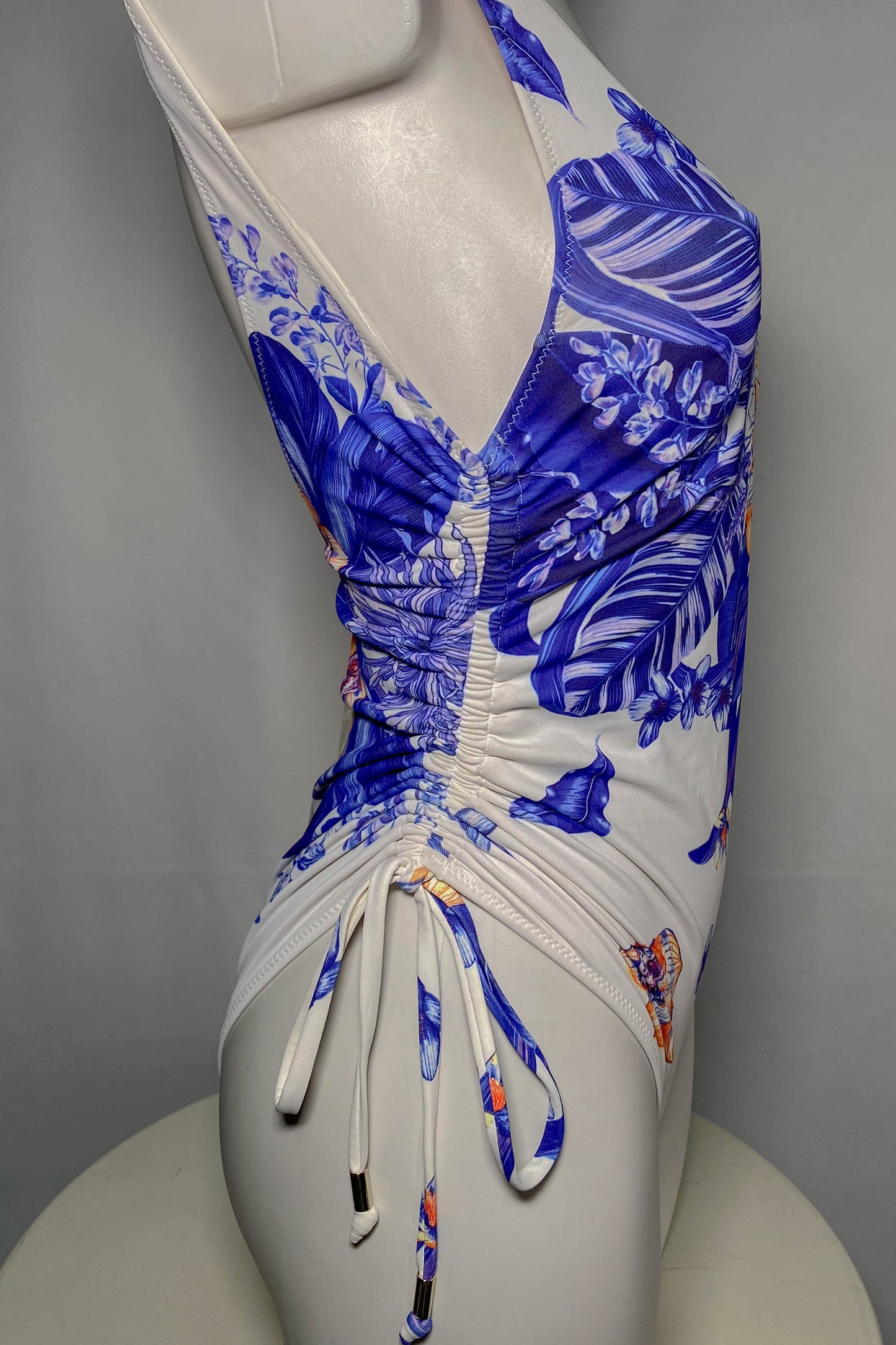 Costume intero LIUJO con stampa floreale in blu e arancio, materiale 84% Poliammide 16% Elastan, con lacci laterali regolabili e dettagli metallici