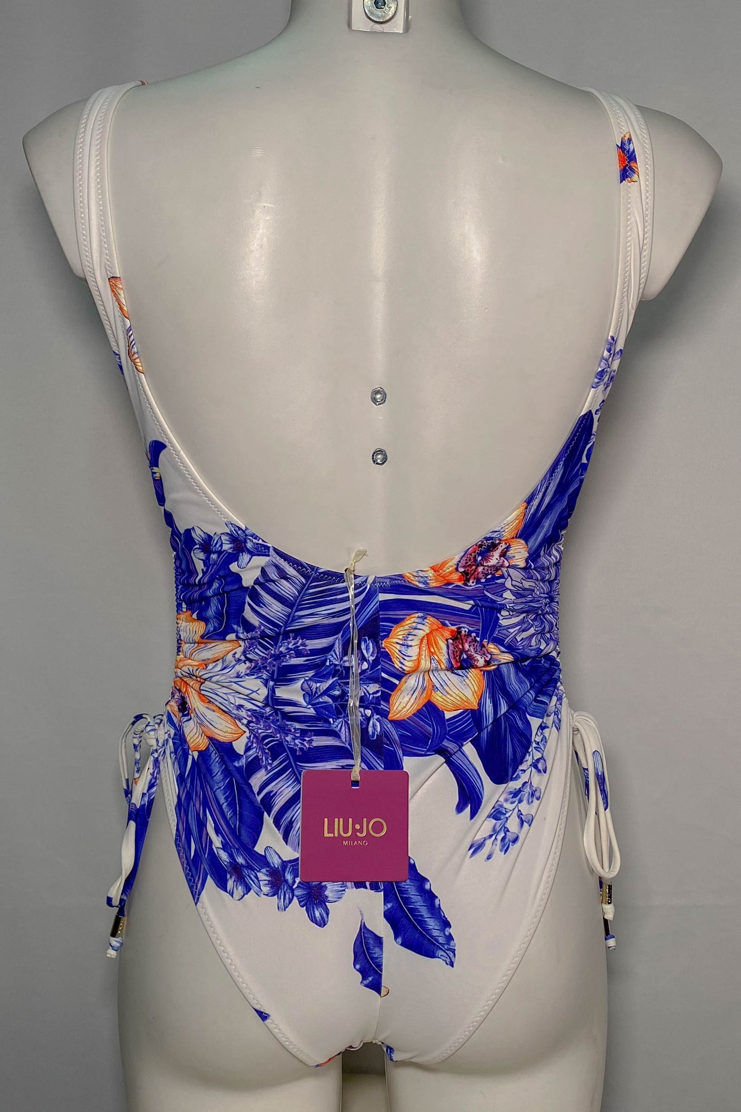 Costume intero LIUJO con stampa floreale in blu e arancio, materiale 84% Poliammide 16% Elastan, con lacci laterali regolabili e dettagli metallici