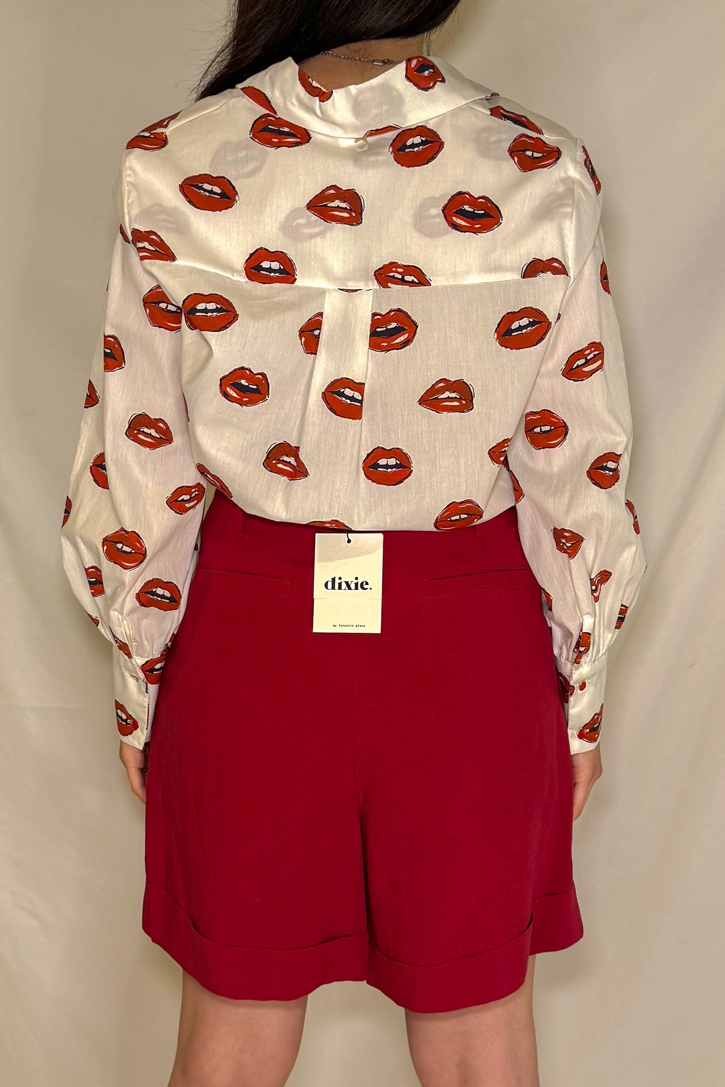LOOK camicetta e bermudina DIXIE stampa rossetti su camicetta Souvenir bianca vista retro