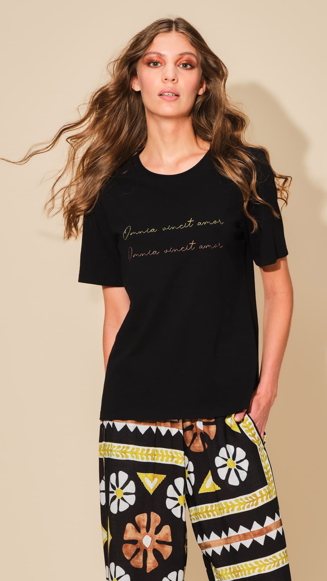 T-SHIRT NERA CON RICAMO OMNIA VINCIT AMOR