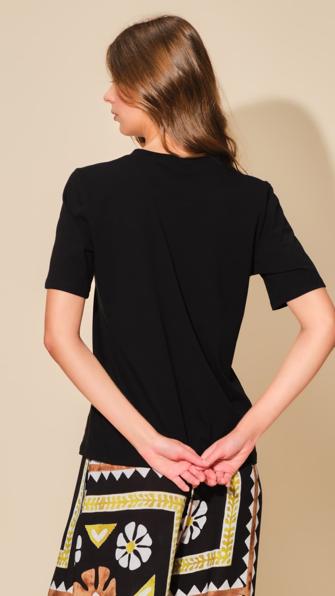 T-SHIRT NERA CON RICAMO OMNIA VINCIT AMOR