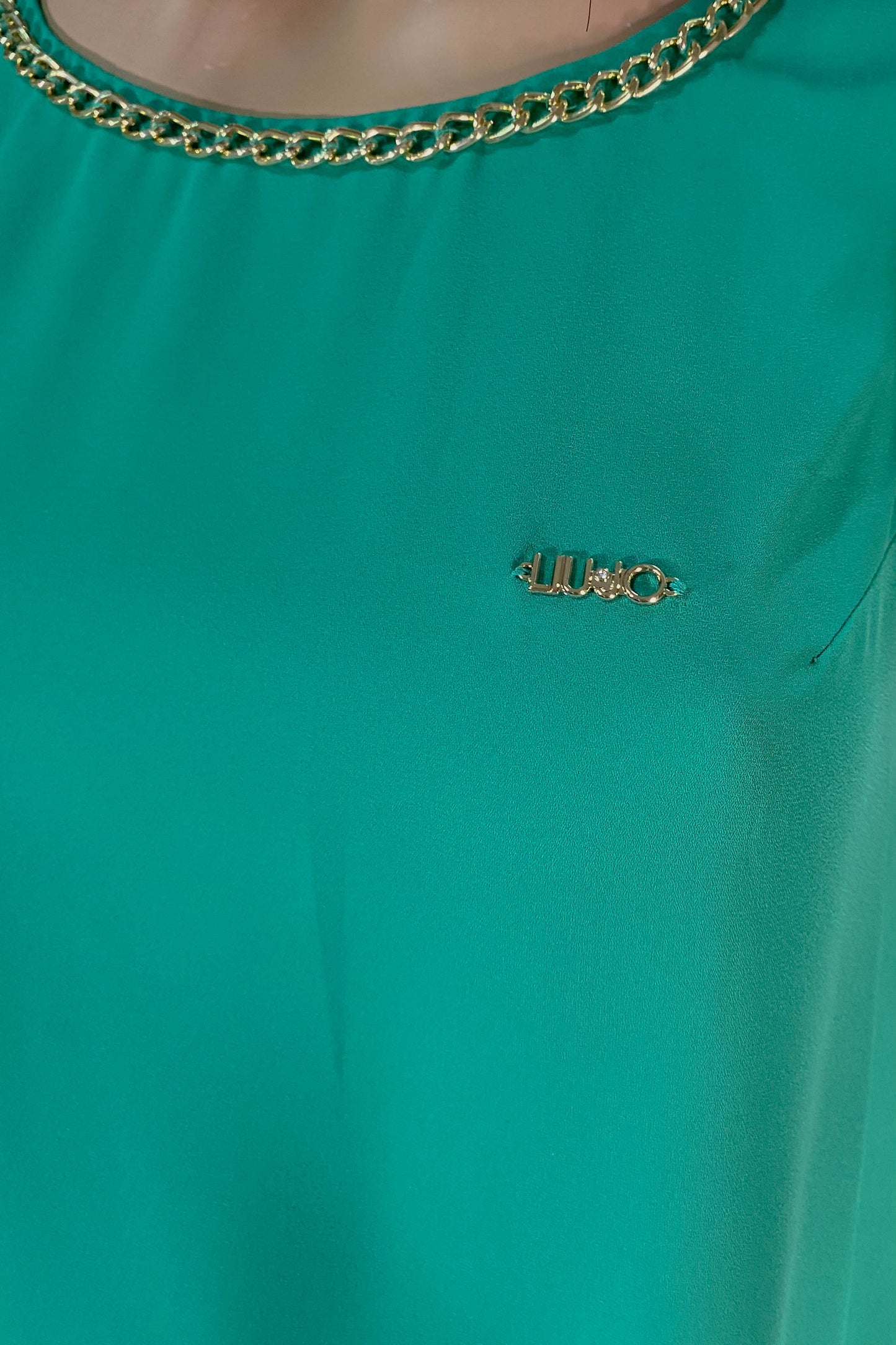 Abito Liu Jo verde smeraldo con finiture a catena dorata e logo