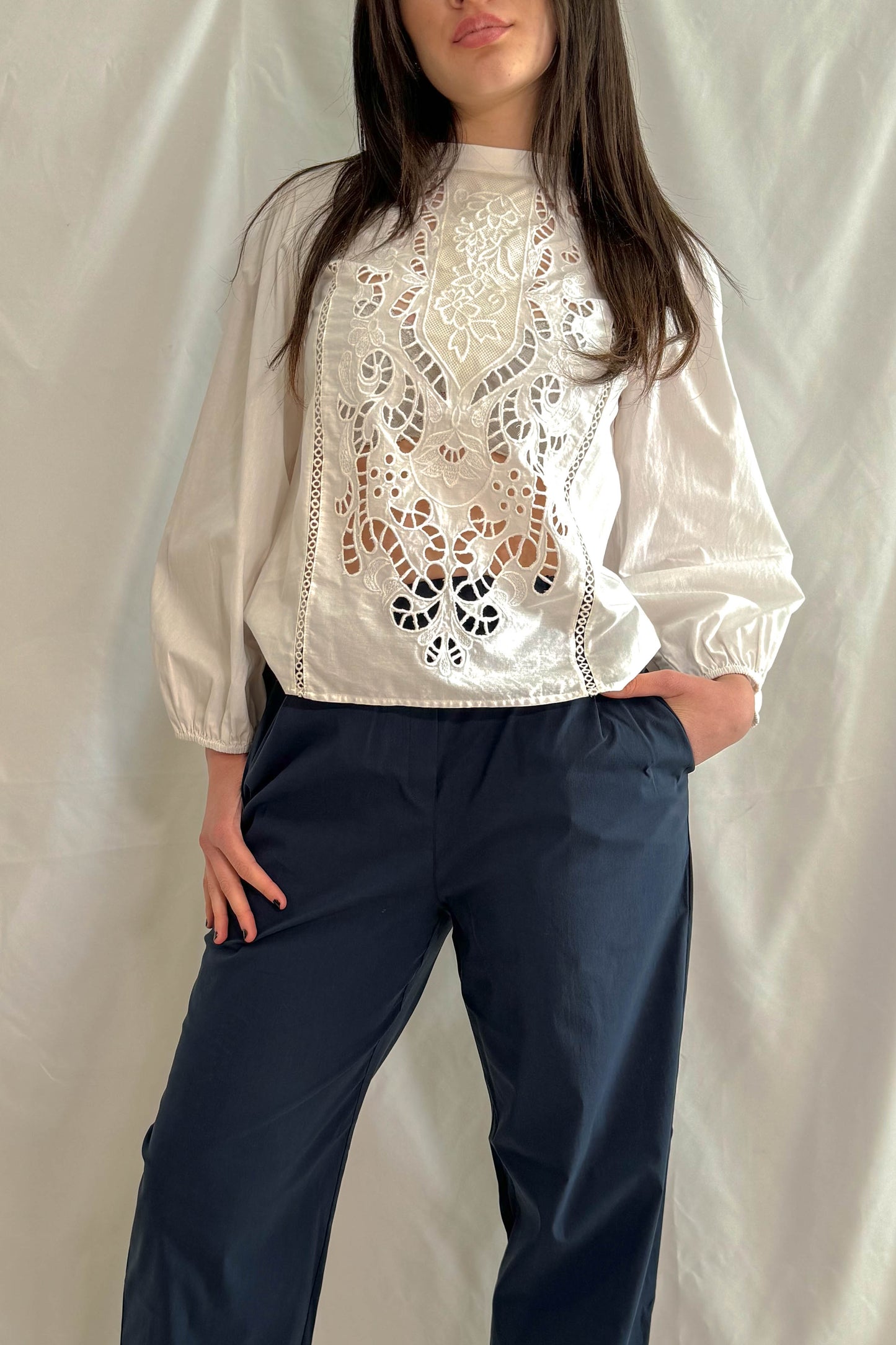 Blusa LIU JO bianca con pizzo ricamato e maniche voluminose, vista anteriore