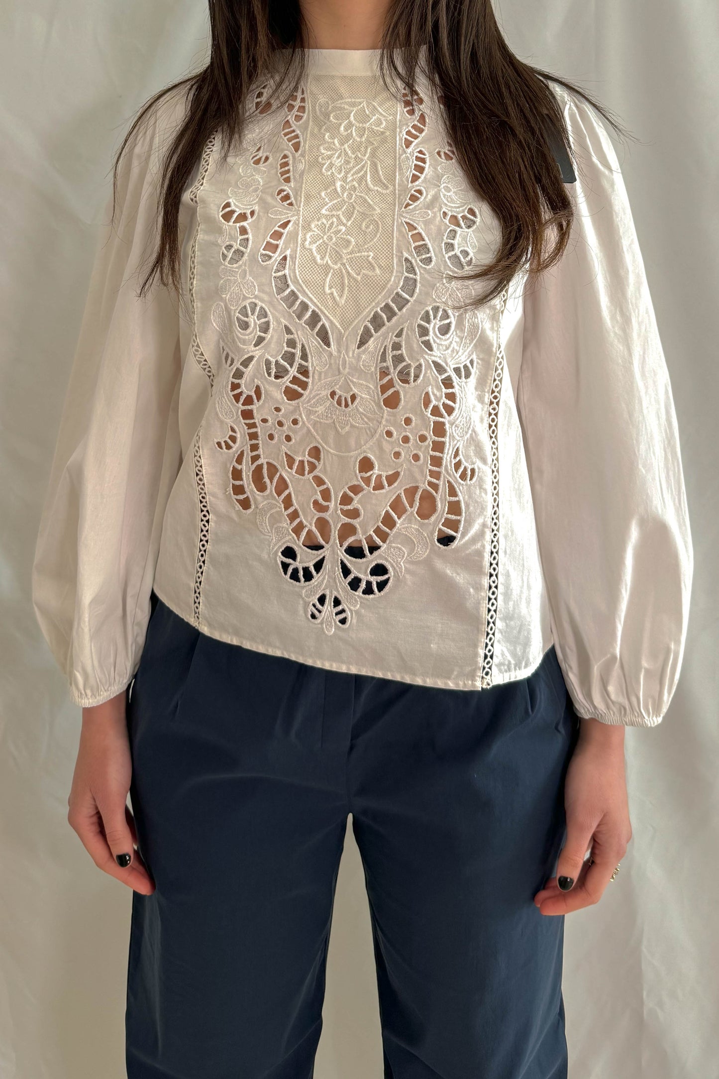 Blusa LIU JO bianca con pizzo ricamato e maniche voluminose, vista anteriore traforata in dettaglio