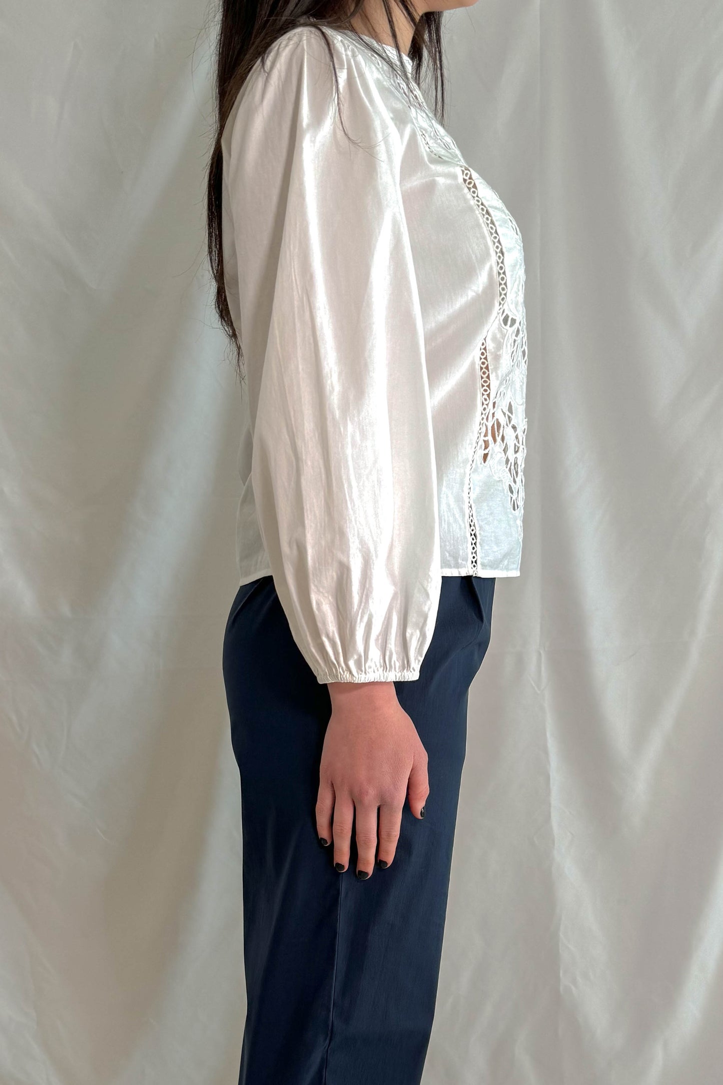 Blusa LIU JO bianca con pizzo ricamato e maniche voluminose, vista laterale