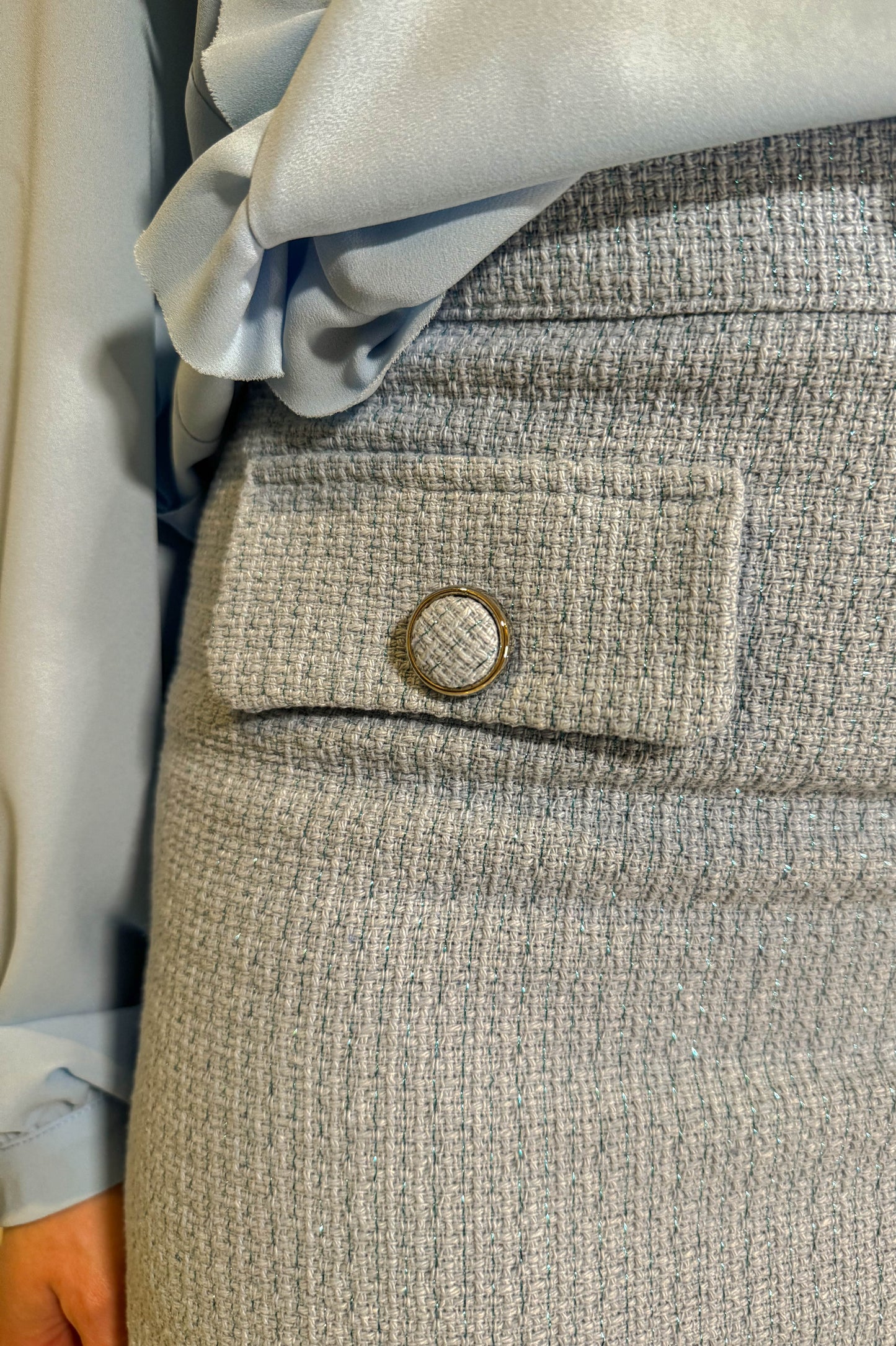 Gonna Mryley in tweed azzurro vista frontale bottone dettaglio