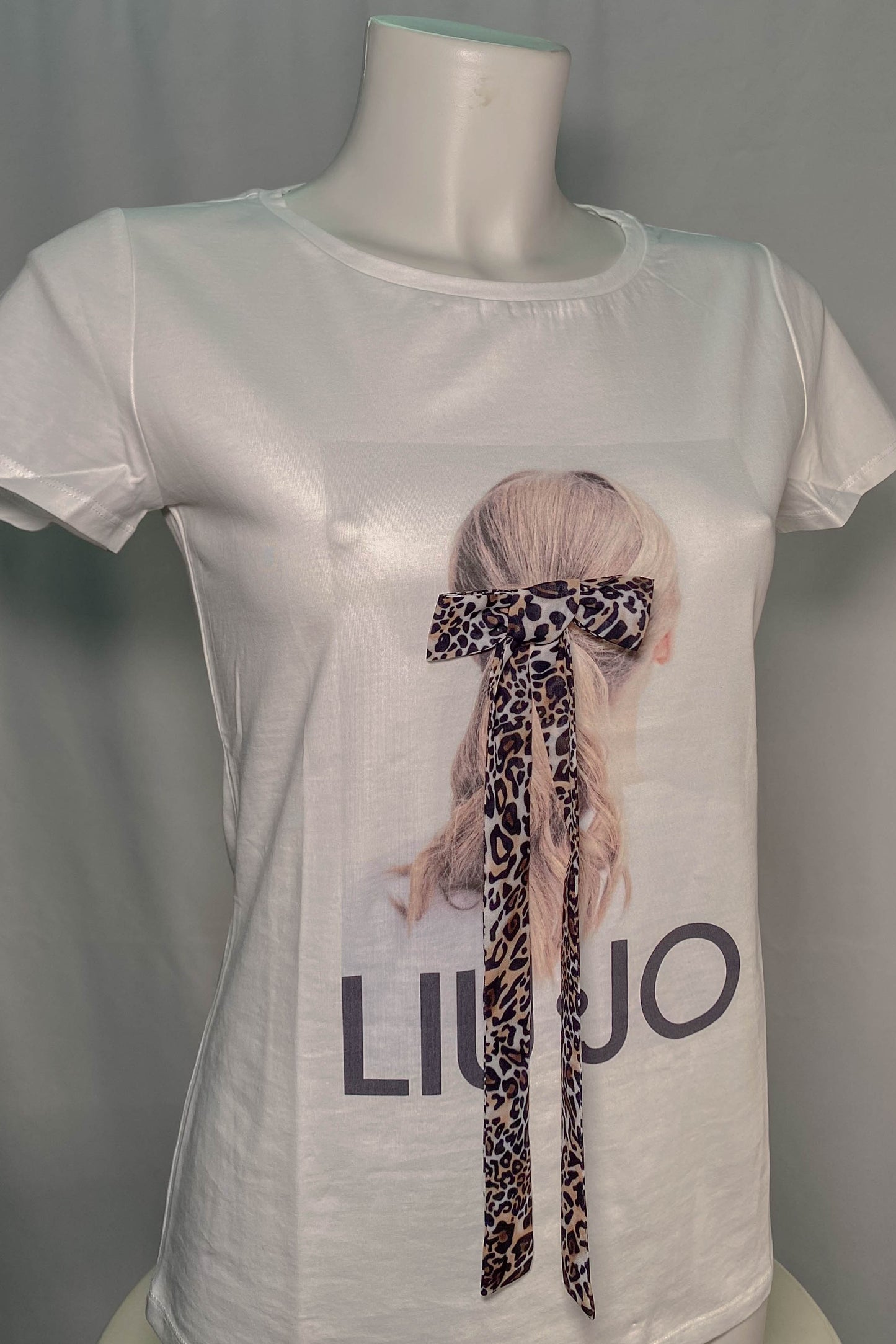t-shirt-liujo-bianca-nero-fiocco-leopardato-