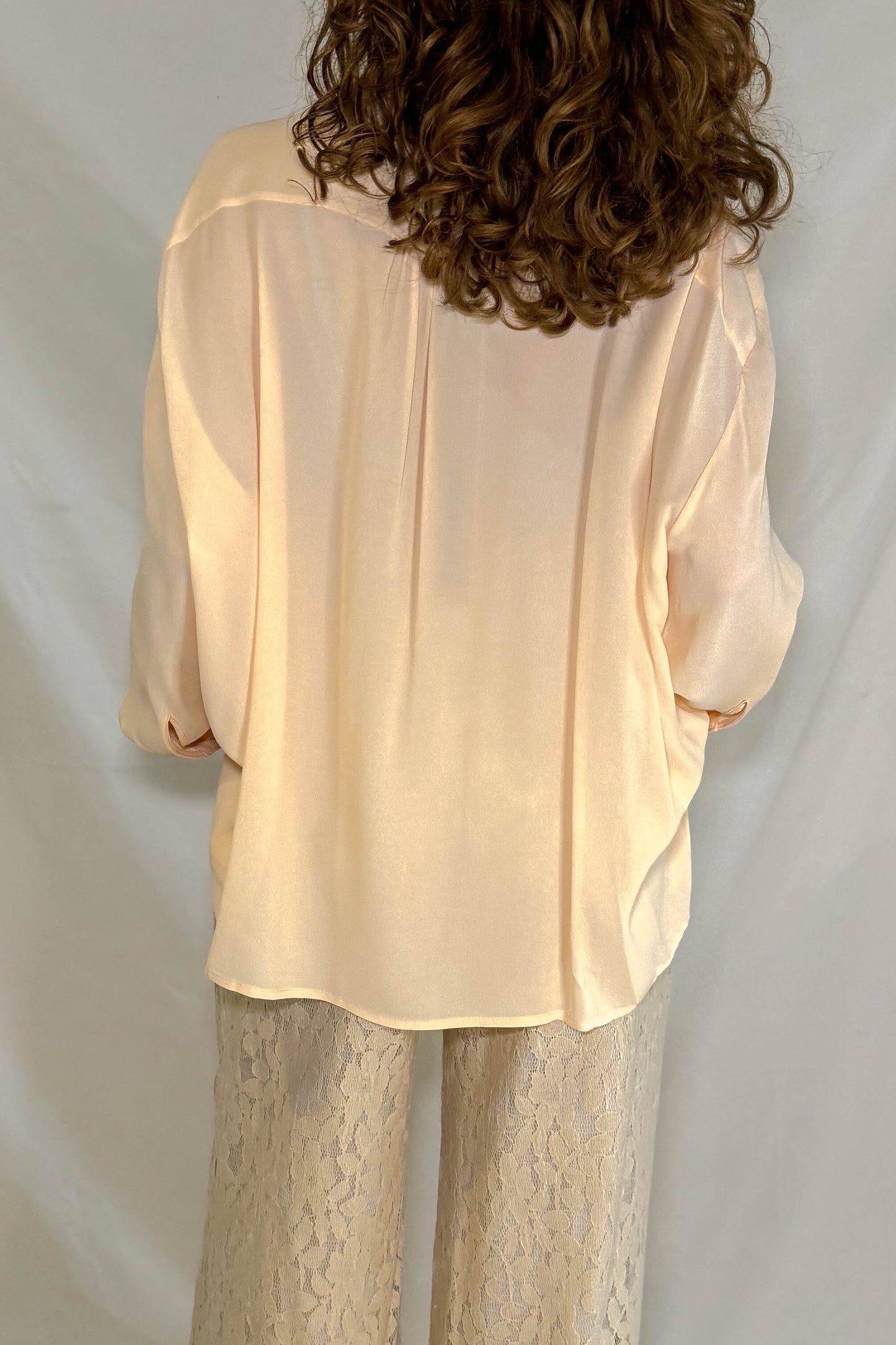 Camicetta pesca elegante Alessia Santi vista retro completo con pantalone pizzo dixie
