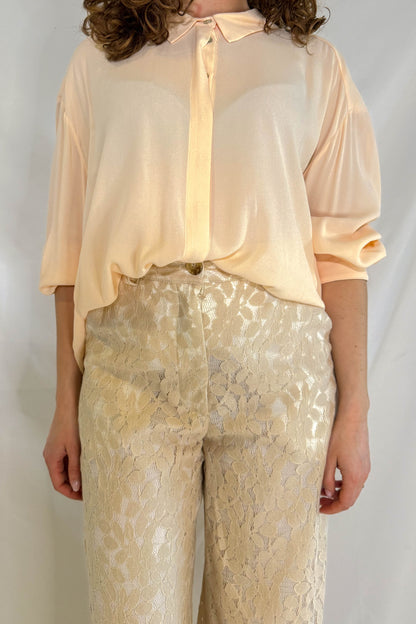 Camicetta pesca elegante Alessia Santi vista retro completo con pantalone pizzo dixie dettaglio fronte