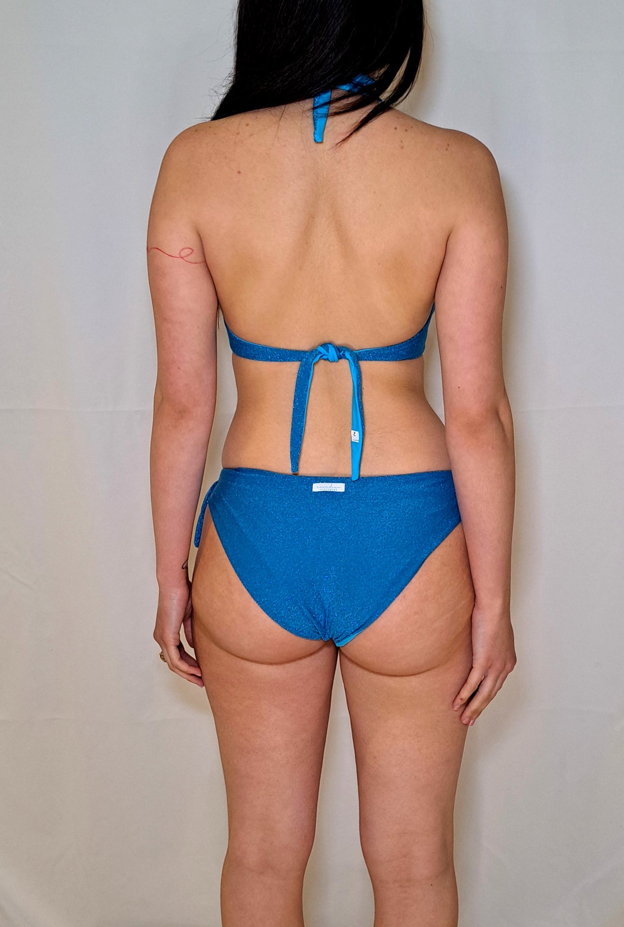 Vista retro del bikini azzurro lurex