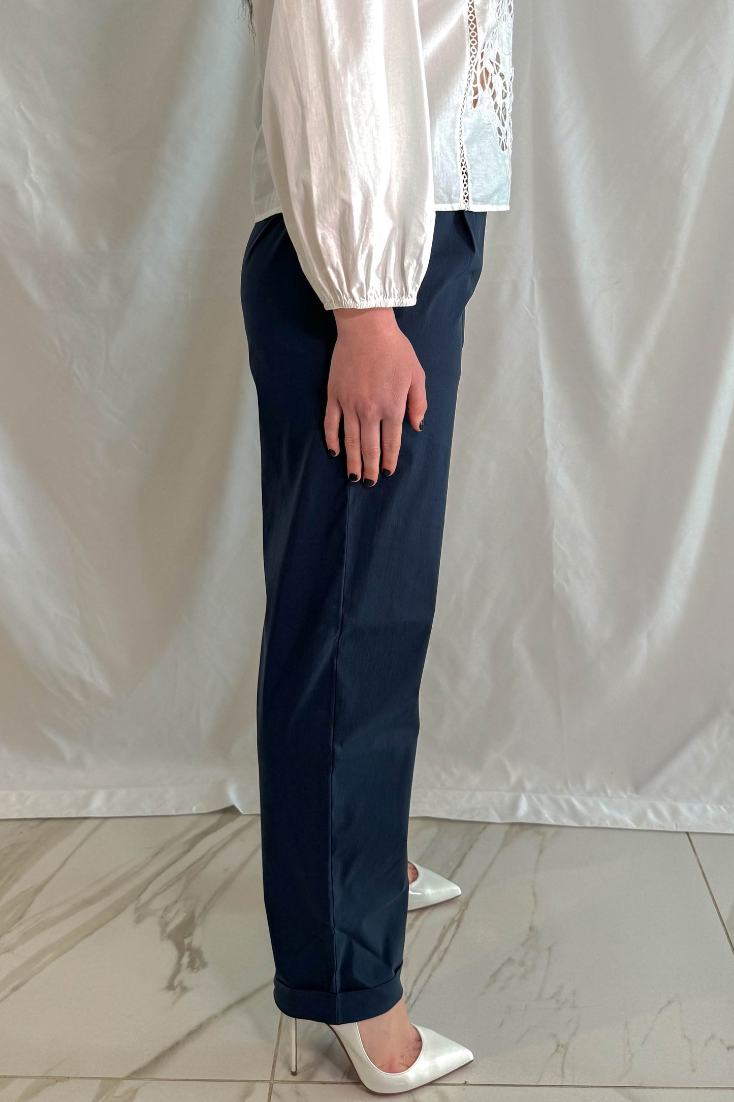 Pantaloni OROBLU in cotone stretch navy, vista frontale per look elegante e urbano vista laterale