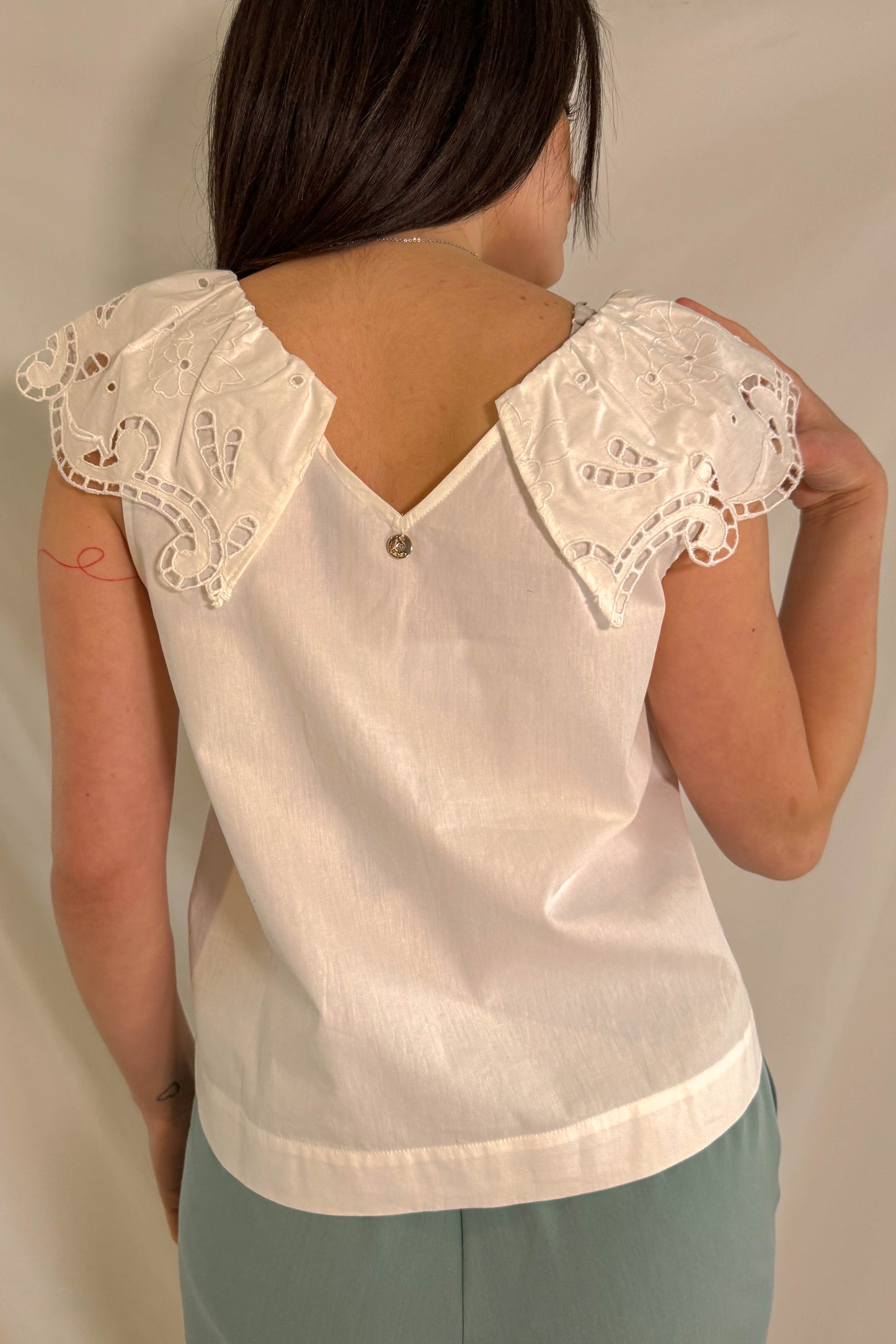 Blusa LiuJo bianca con dettagli in pizzo vista frontale