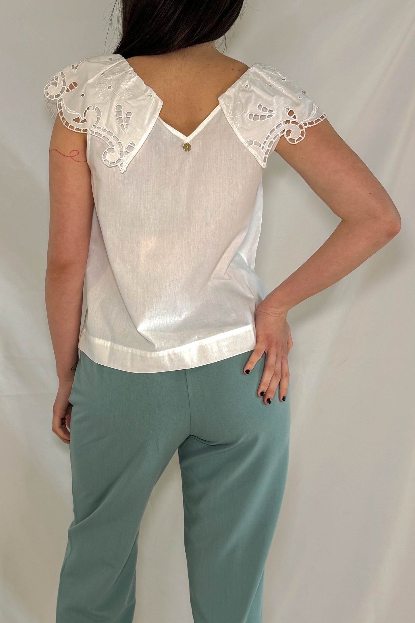 Blusa LiuJo bianca con dettagli in pizzo vista frontale