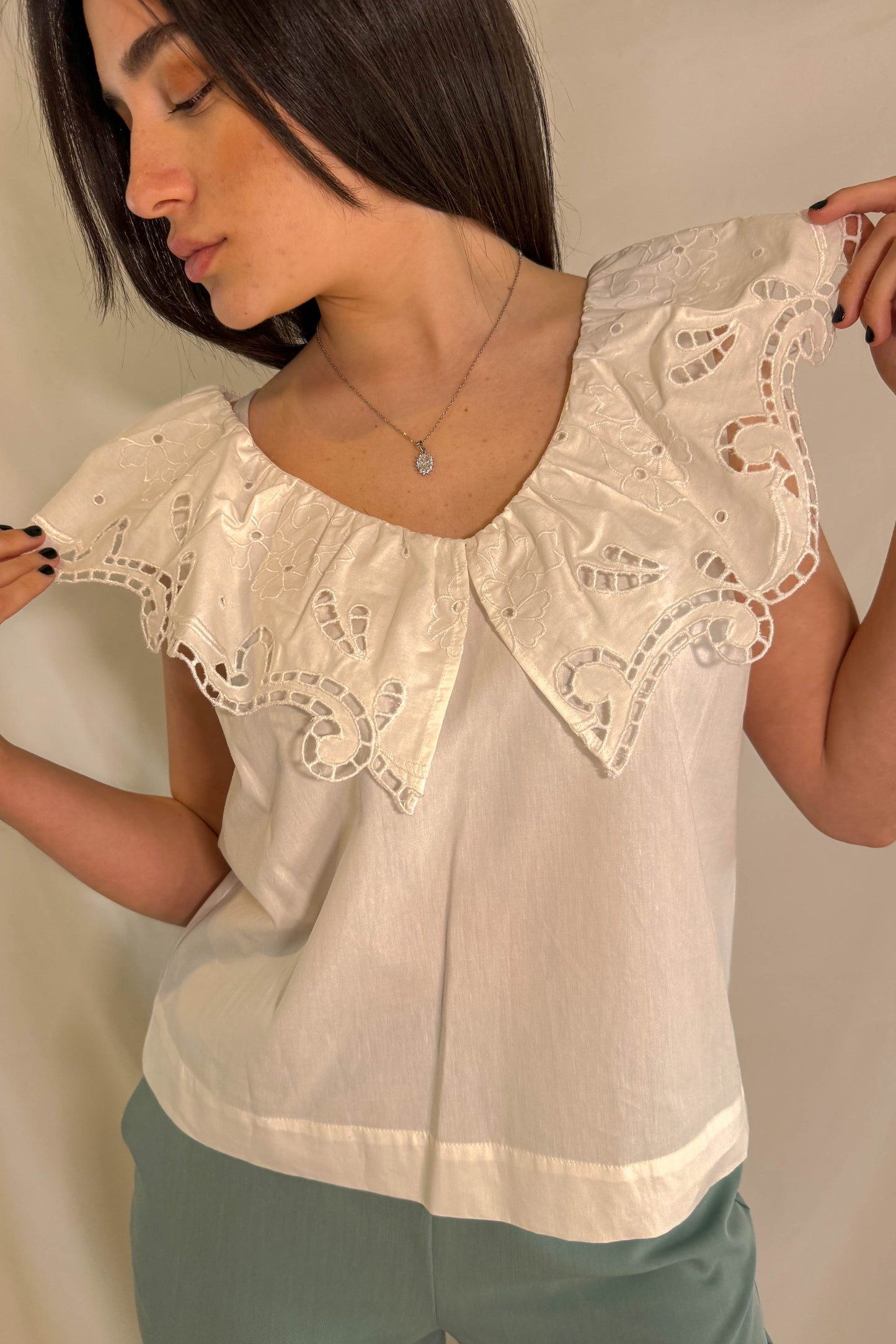 Blusa LiuJo bianca con dettagli in pizzo vista frontale