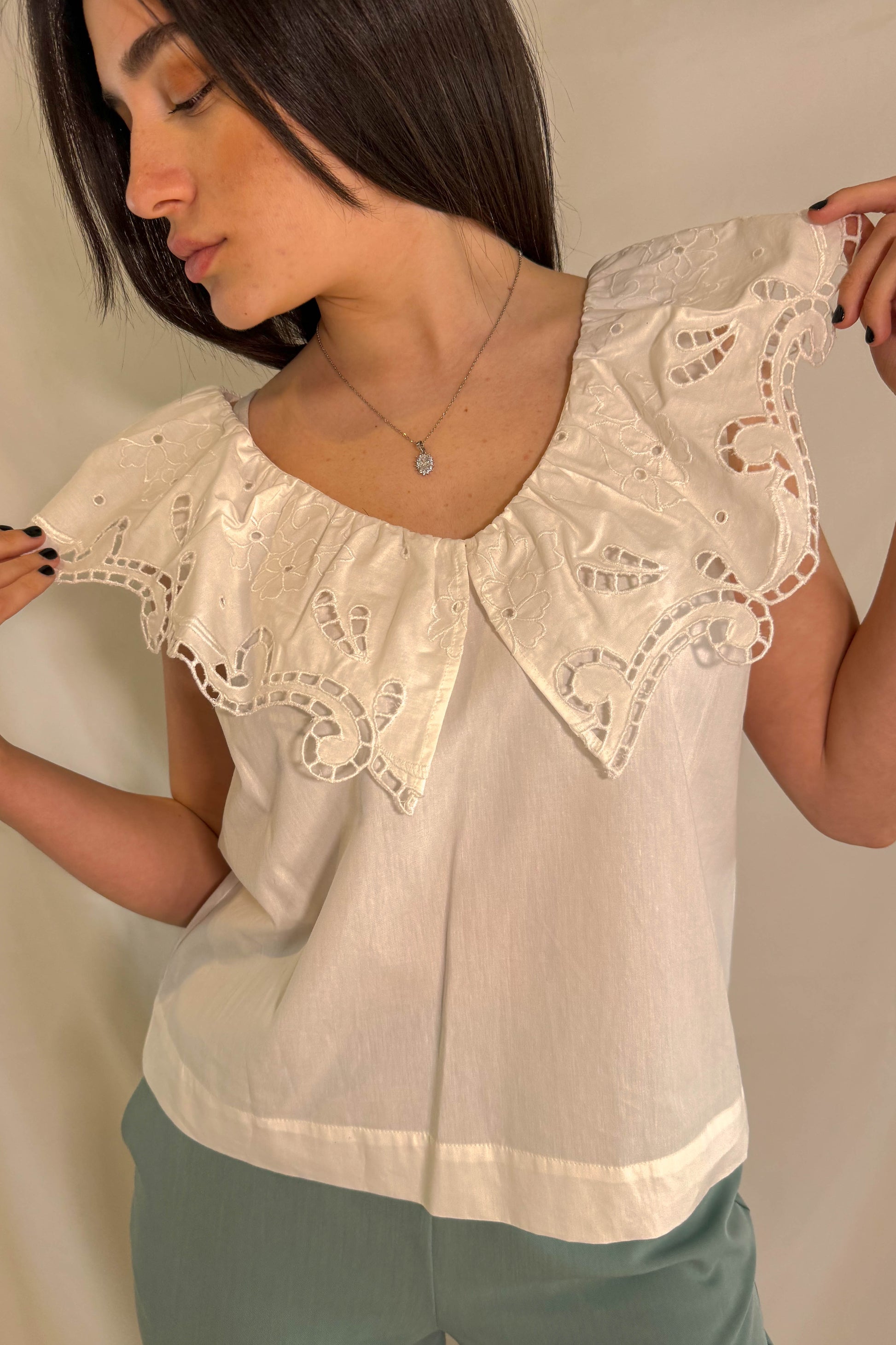 Blusa LiuJo bianca con dettagli in pizzo vista frontale