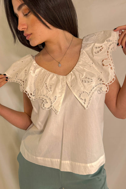 Blusa LiuJo bianca con dettagli in pizzo vista frontale