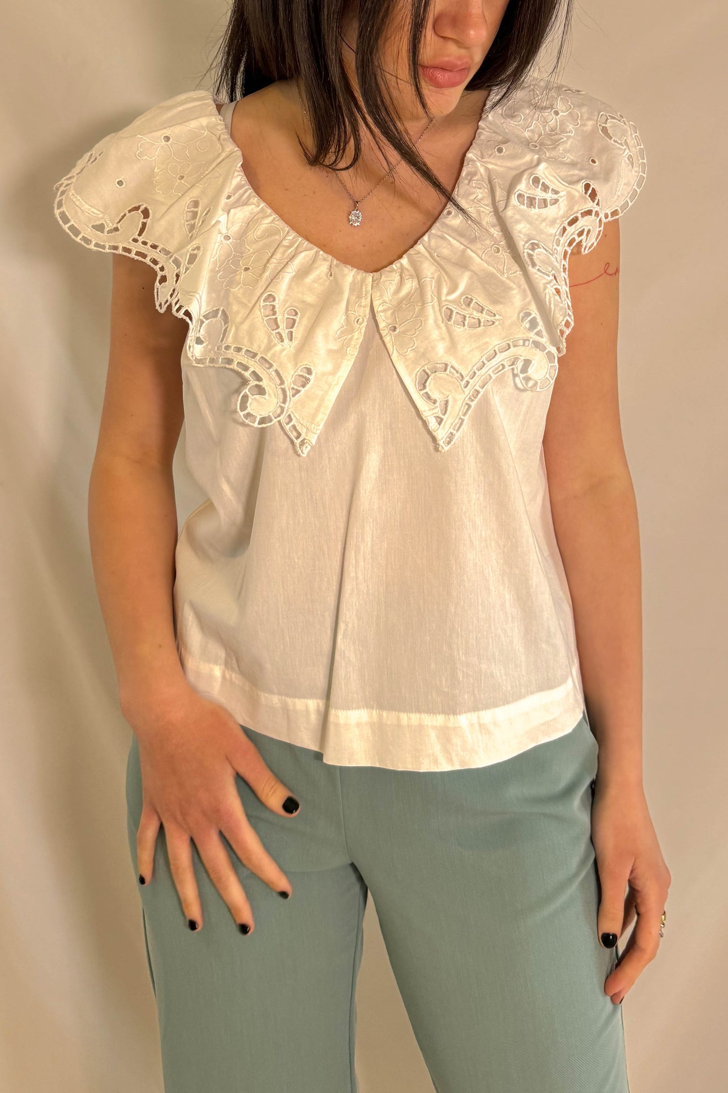 Blusa LiuJo bianca con dettagli in pizzo vista frontale
