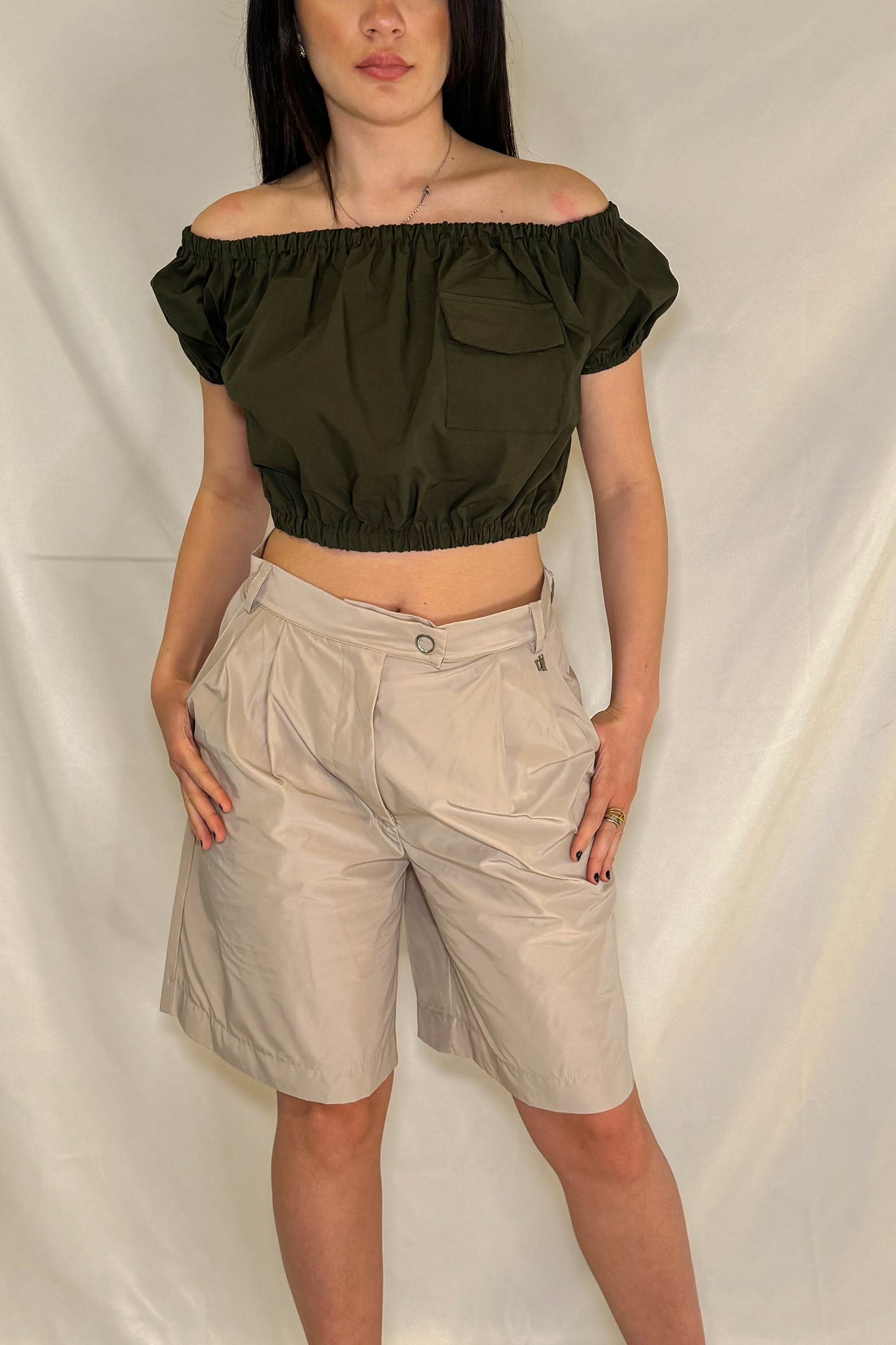 Top cropped verde con ruches per donna vista frontale