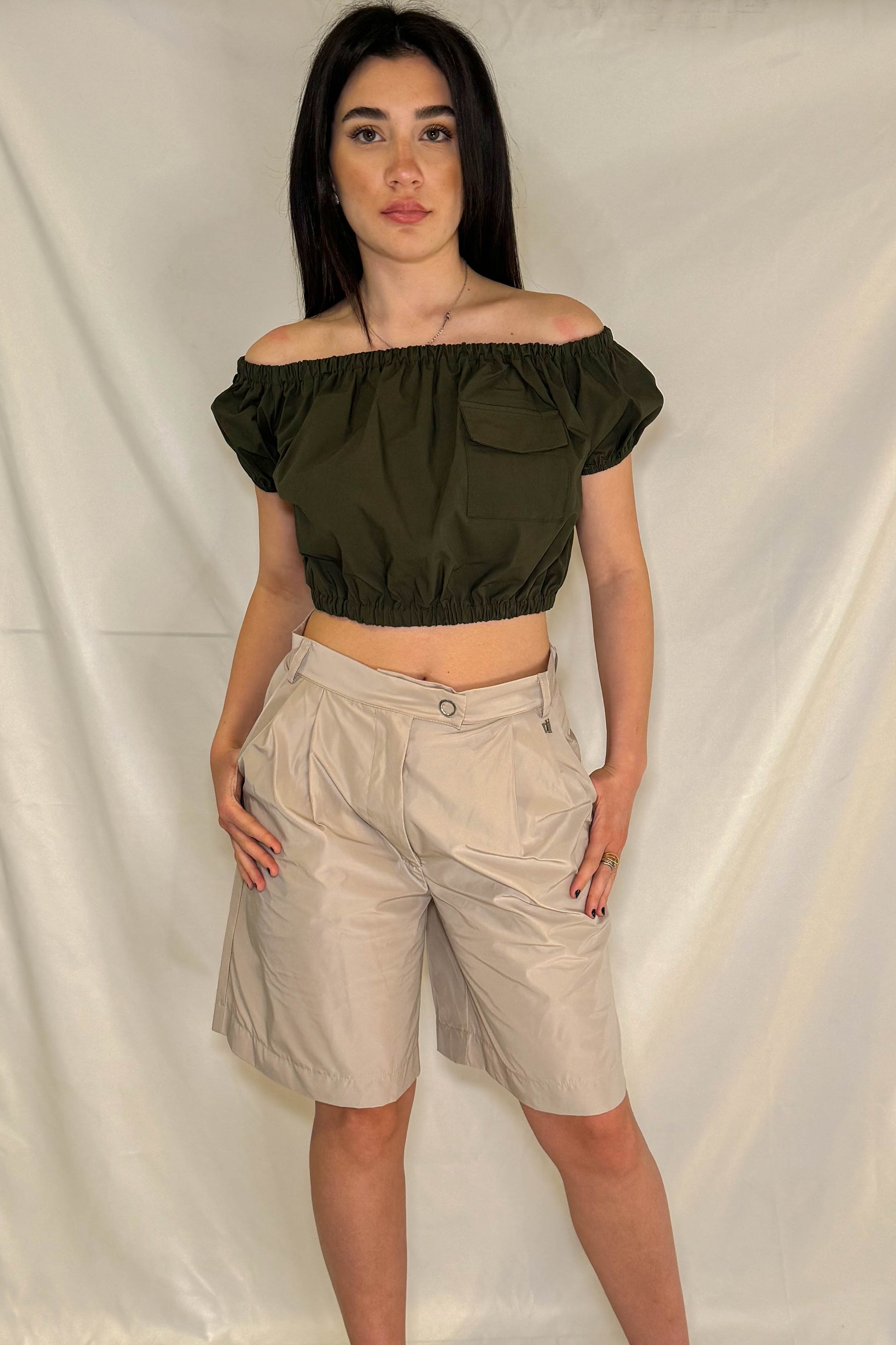 Top cropped verde con ruches per donna vista frontale