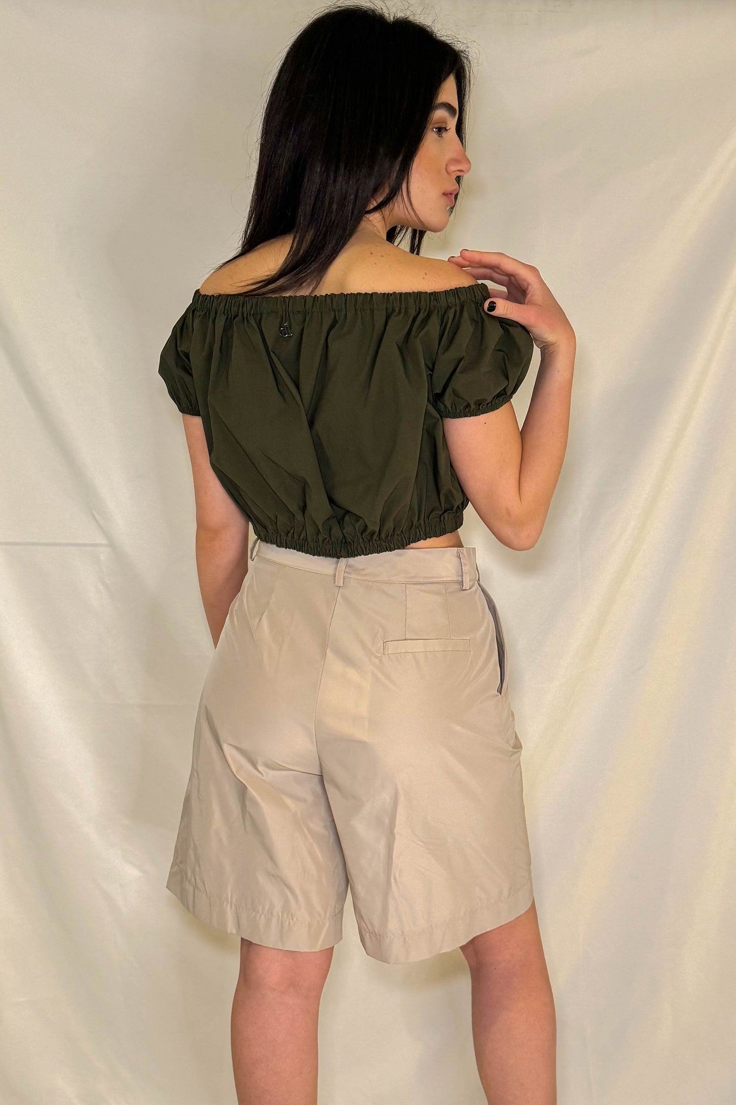 Top cropped verde con ruches per donna vista frontale