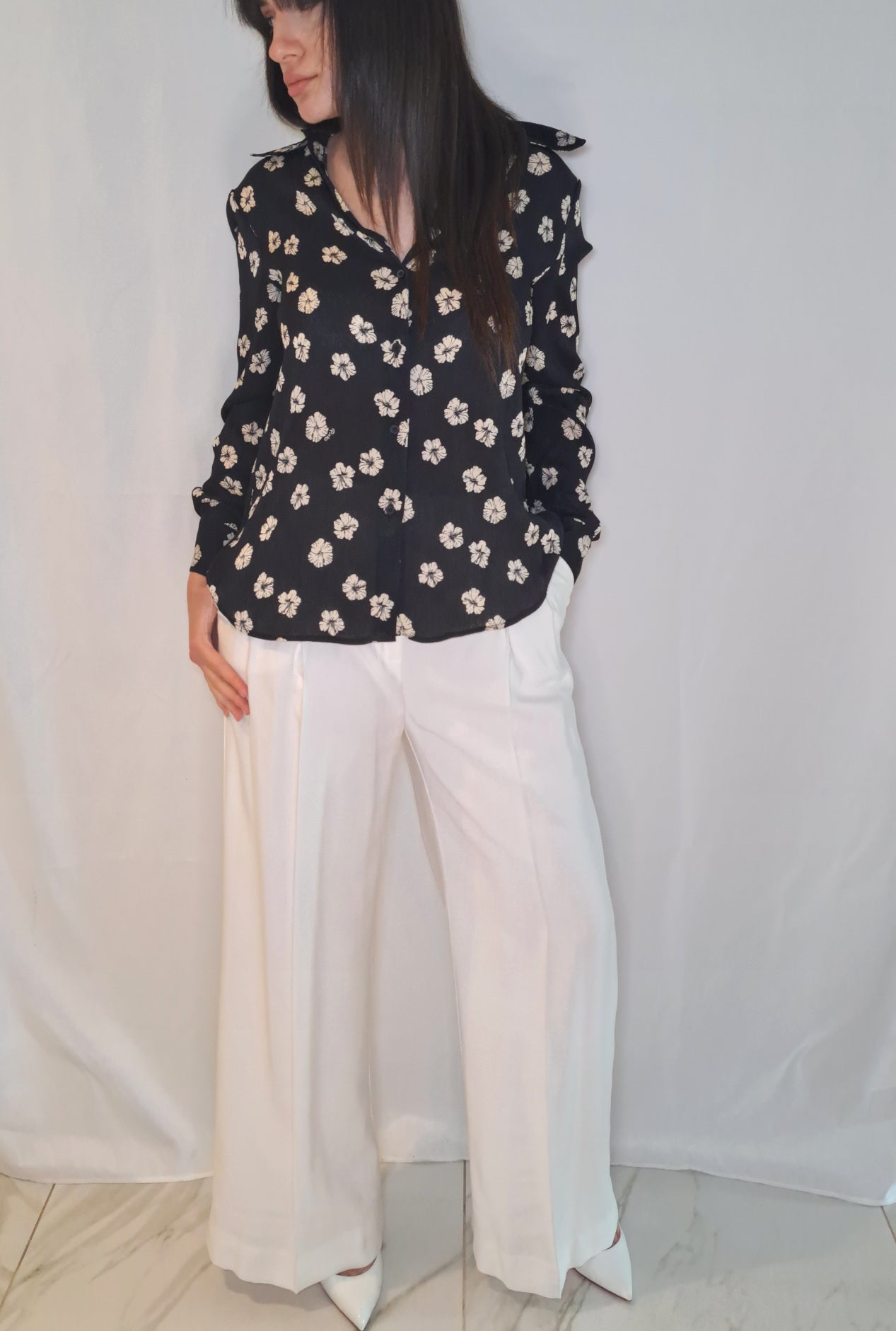 Camicetta PINKO nera con fiori ecru frontale outfit pantalone completo