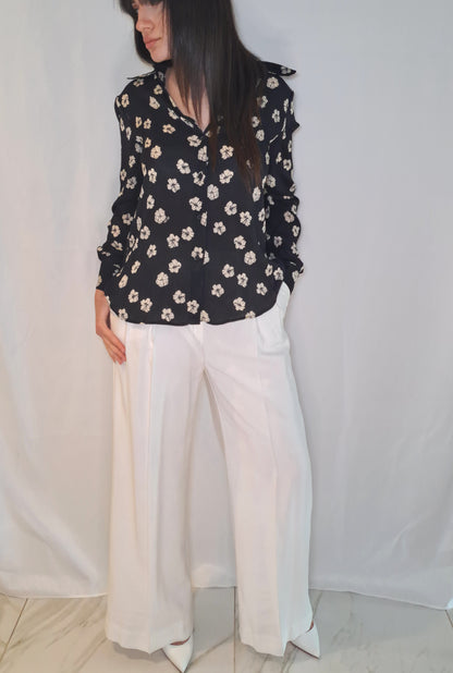 Camicetta PINKO nera con fiori ecru frontale outfit pantalone completo