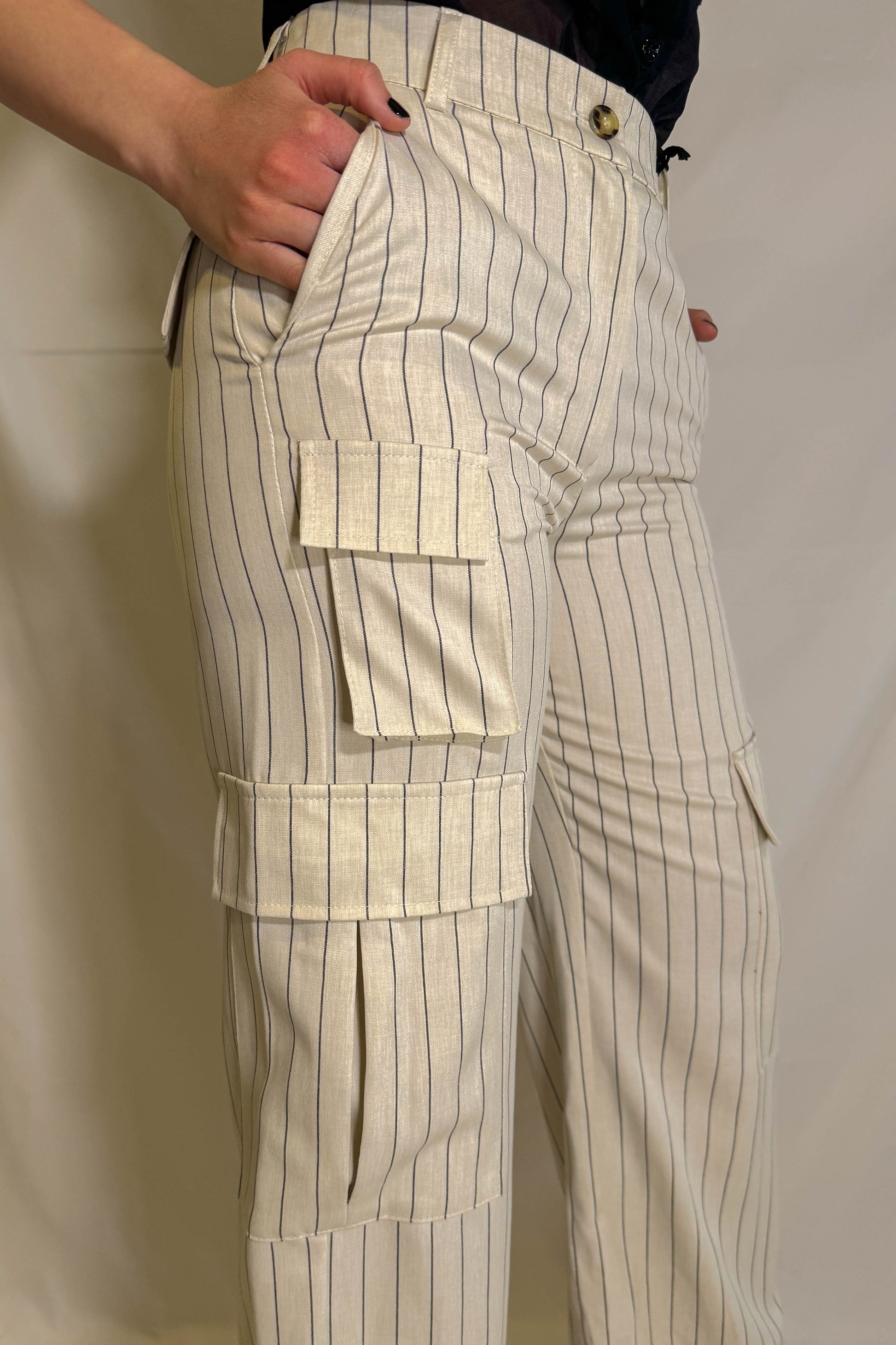 Pantalone cargo chic Vicolo bianco con tasche
