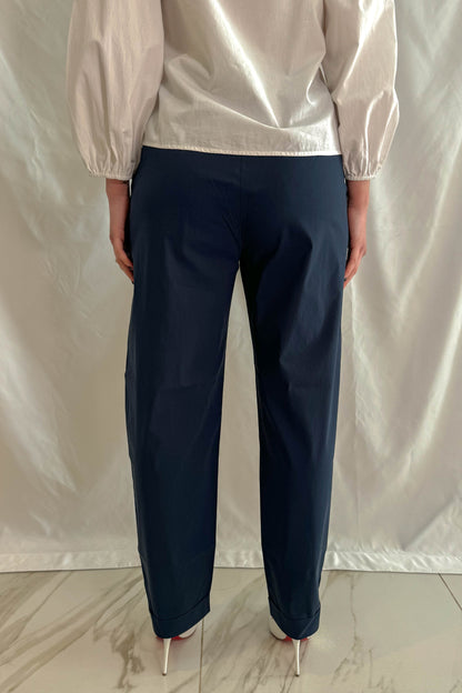 Pantaloni OROBLU in cotone stretch navy, vista frontale per look elegante e urbano vista retro