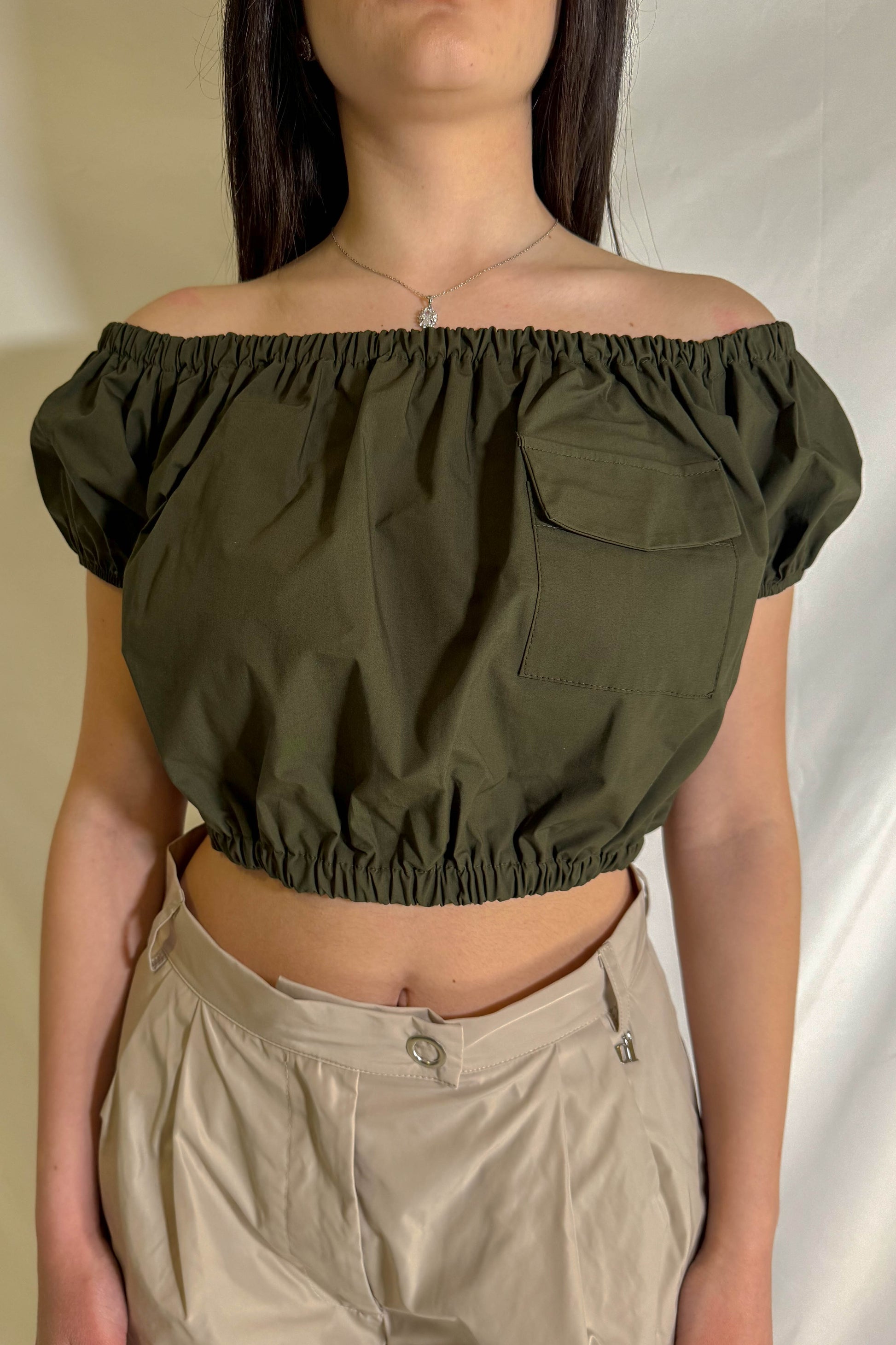 Top cropped verde con ruches per donna vista frontale