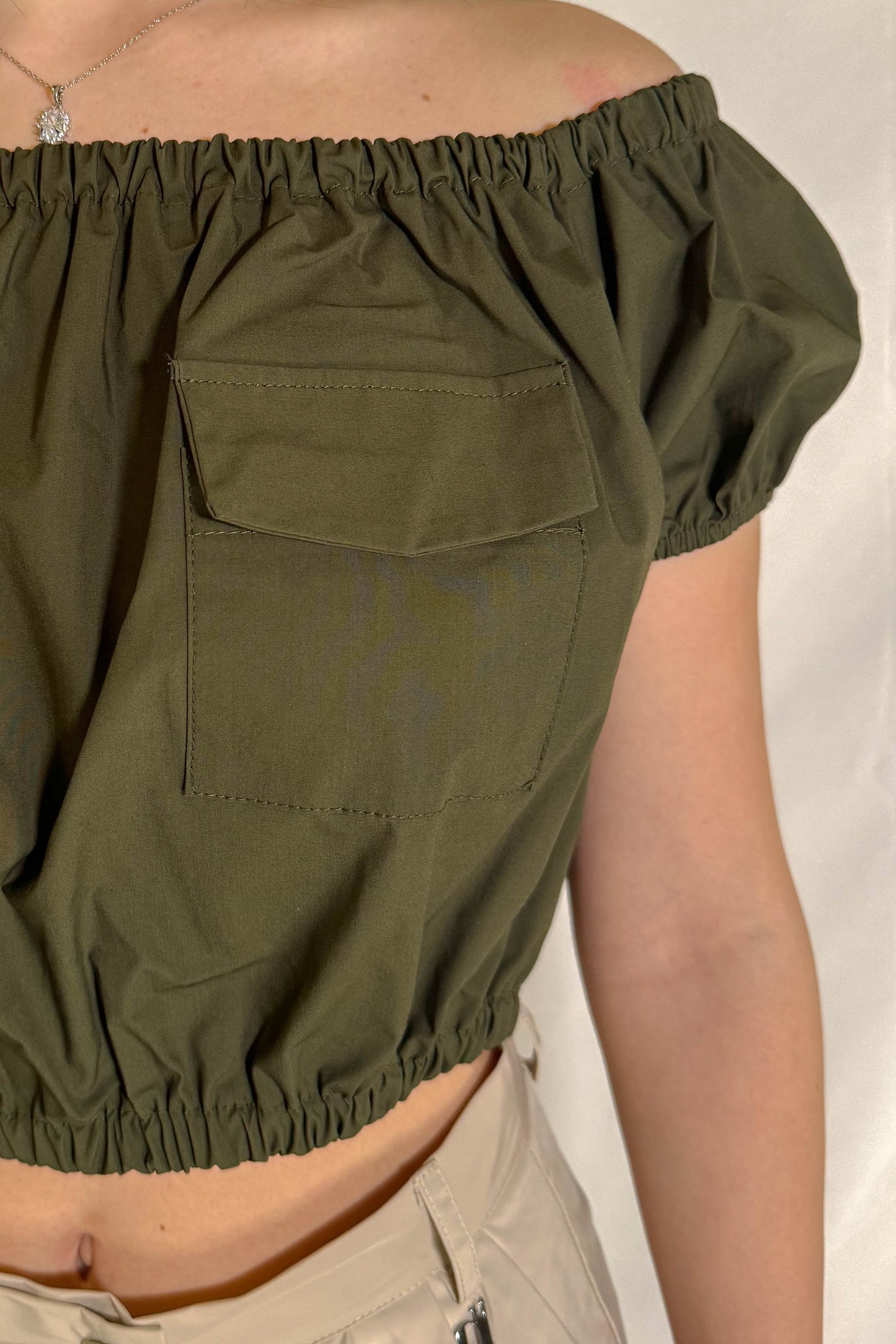 Top cropped verde con ruches per donna vista frontale