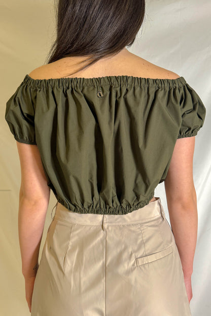 Top cropped verde con ruches per donna vista frontale